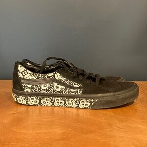 Vans Dia de Los Muertos Sk-8 low Suede and Canvas lace up sneakers. Men's 9
